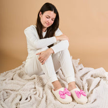 Load image into Gallery viewer, Fuzzy Slippers - Hot Pink Bow

